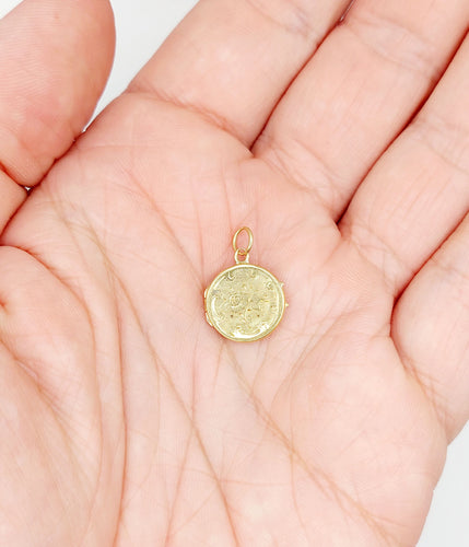 Pendentif Petit pendentif porte photo antique or jaune 18k ciselé de fleurs (circa 1900) 58 Facettes A06174