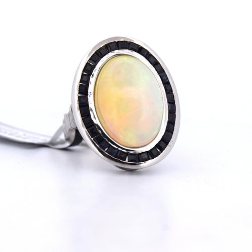 Bague 54 Bague en platine ornée d'opale, d'onyx et de saphirs 58 Facettes