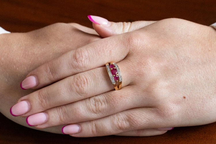 Bague 56 Bague vintage en or jaune avec rubis et diamants, France 58 Facettes 11259