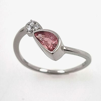 Bague Bague en or blanc avec saphir Padparadscha et diamants 58 Facettes 39035113