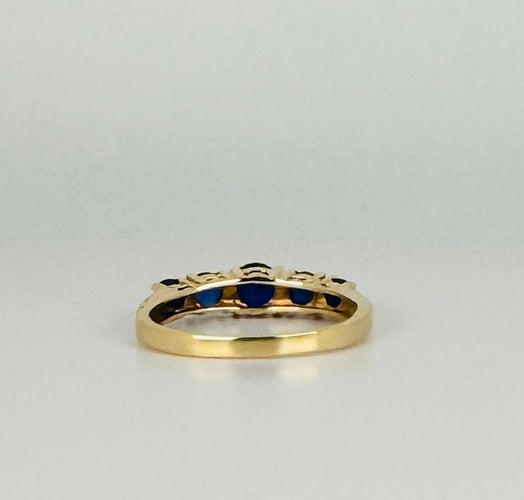 Bague 54 Bague en or jaune avec cinq saphirs bleu foncé taille ronde 58 Facettes 2407003