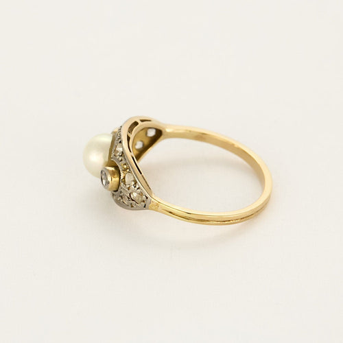 Anello in oro o di due colori, perle e diamanti tagliati a rosa. 