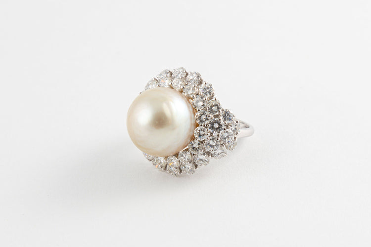 Bague Bague en or blanc, perle de culture à noyau eau de mer et diamants 58 Facettes 154329