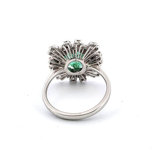 Bague 55 Magnifique bague en or blanc avec une émeraude centrale et des diamants tout autour. 58 Facettes