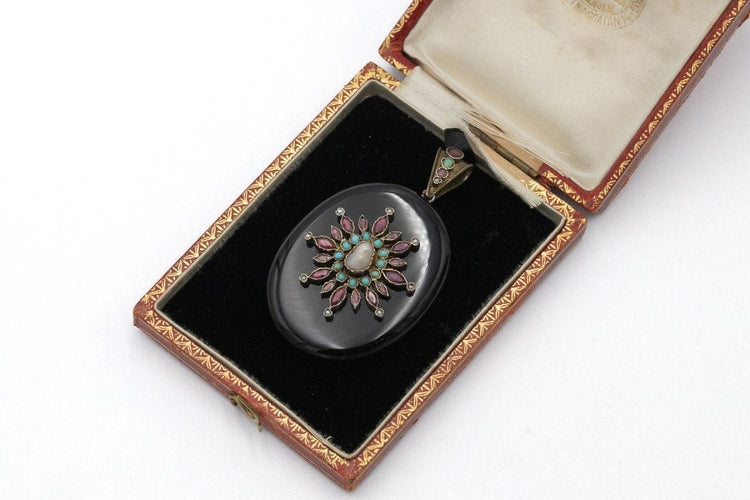 Pendentif Médaillon antique en onyx avec perles, grenats et turquoises 58 Facettes 11313