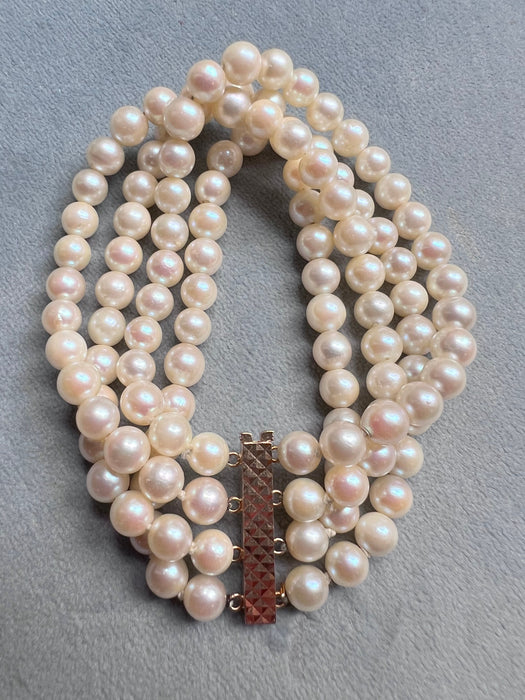 Pulsera de perlas cultivadas de Akoya quatre cierre de filas de oro