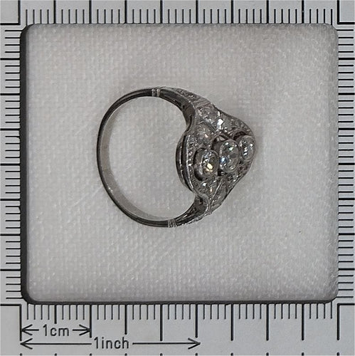 Bague 55 Géométrie en lumière : une bague Art déco en platine et diamant des années 1920 58 Facettes 25282-0064