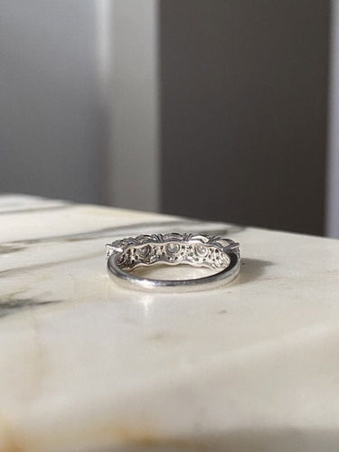 Bague 54 Bague en or blanc sertie de 5 fleurs en diamants 58 Facettes