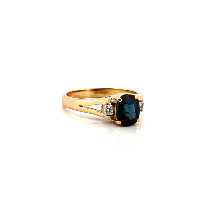 Sapphire and diamond solitaire, 18-carat yellow gold