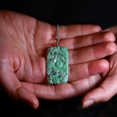 Pendentif Pendentif Art Déco en or, jade sculpté et diamants. 58 Facettes