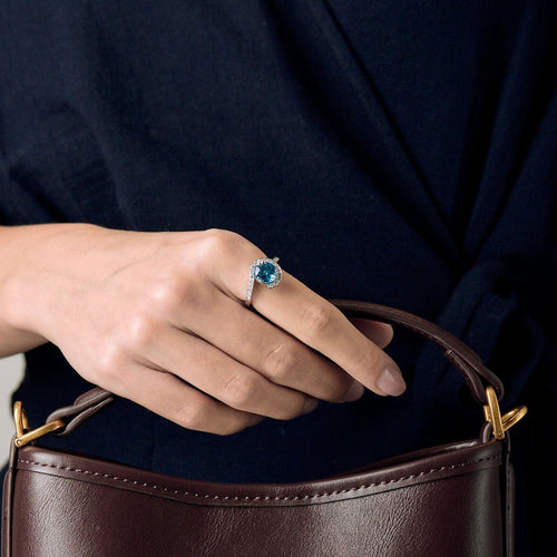 Bague 49 Bague tourbillon en or blanc, topaze et diamants 58 Facettes B250558