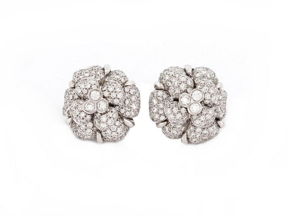 Boucles d'oreilles boucles d'oreilles CHANEL camelia or blanc et diamants 58 Facettes 263703