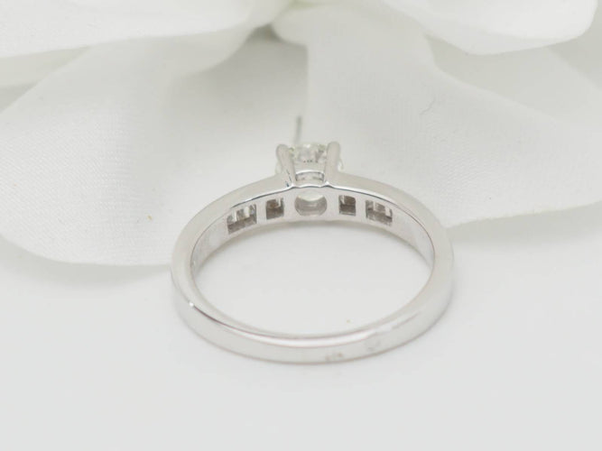 Bague 54 Solitaire en or blanc et diamant rond de 0,52 ct 58 Facettes 24474