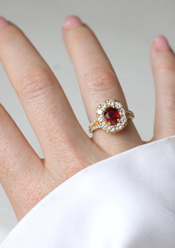 Inel Margareta spinel înconjurat de diamante