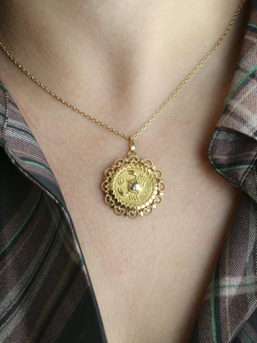 Pendentif PERROUD - Médaille signe zodiaque Cancer or jaune 58 Facettes 1190.5