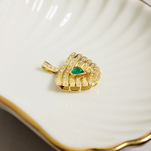 Gold pendant adorned with emeralds and diamonds – an exquisite beauty 