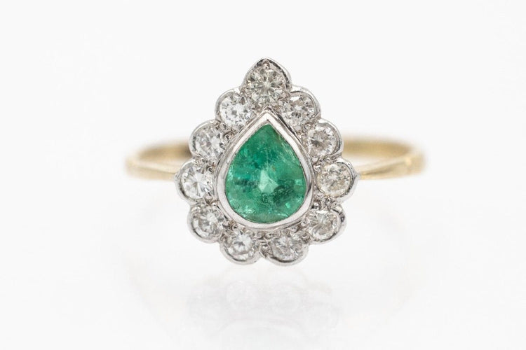 Bague 56 Bague élégante en or jaune ornée d'émeraudes et de diamants. 58 Facettes 10520