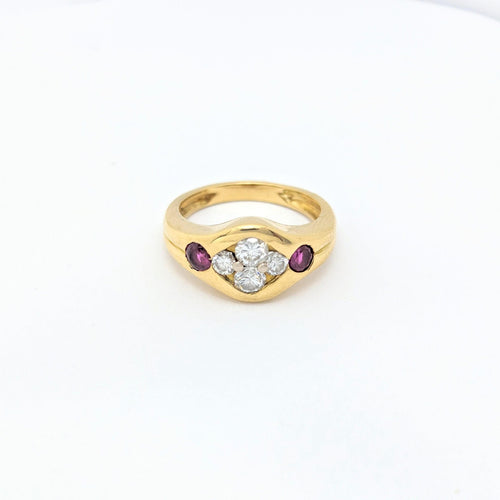 Pırlanta ve yakutlarla süslenmiş sarı altın yüzük