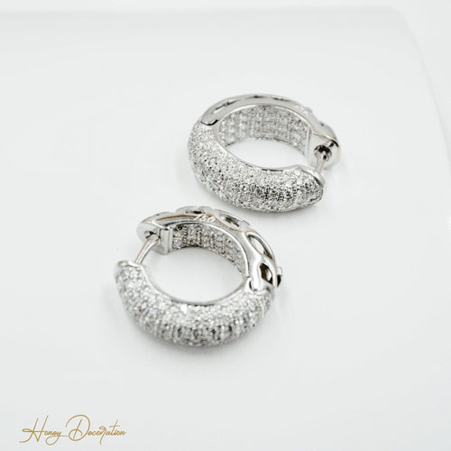 Boucles d'oreilles Élégantes boucles d'oreilles créoles en or blanc 18 carats serties de diamants 58 Facettes 881