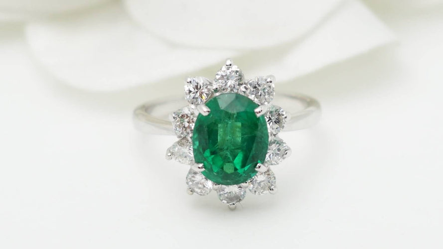 Bague 53 Bague entourage en or blanc, émeraude de Zambie et diamants 58 Facettes 32690