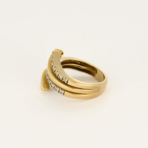 Pierścionek z żółtego złota z rowkami i diamentami 