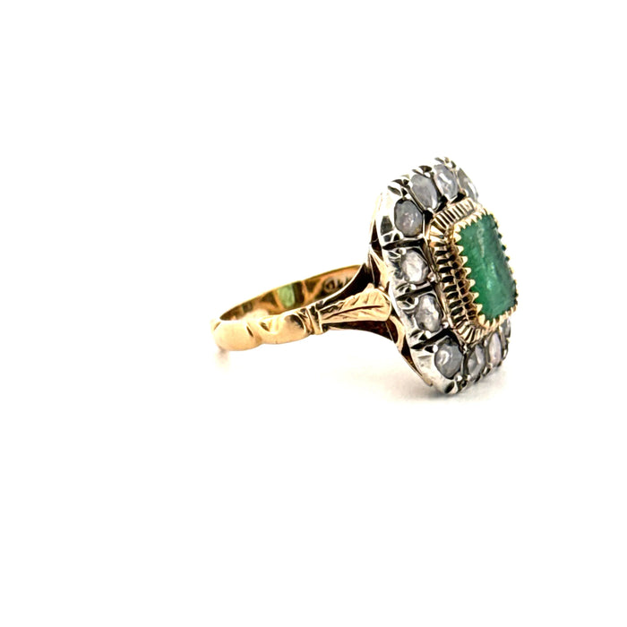 Vecchio anello in oro giallo con smeraldi e diamanti