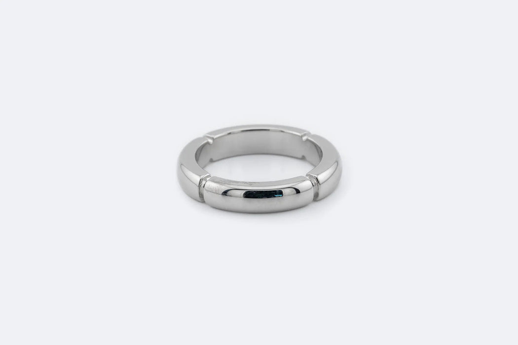 Wedding ring with geometric pattern in white gold