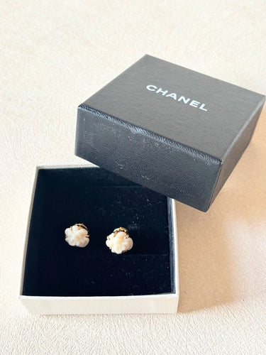 Boucles d'oreilles CHANEL - Boucles d'oreilles Camélia 58 Facettes WC-2025-1875