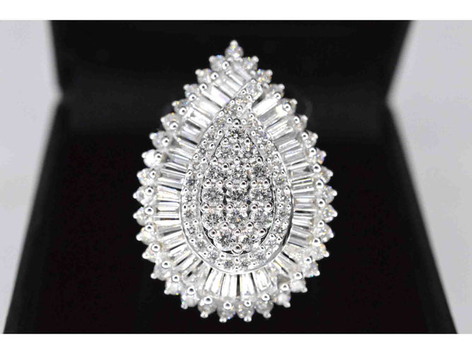 Bague 54 Bague entourage exclusive en or blanc en forme de larme avec diamants 58 Facettes 2039