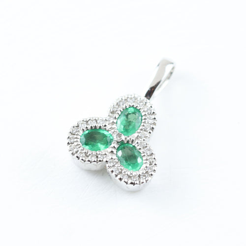 Colgante trébol en oro blanco con esmeraldas y diamantes 58 Facettes 3637