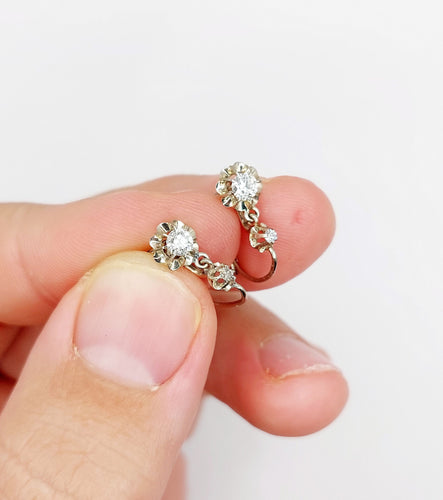 Boucles d'oreilles Dormeuses Art Déco or blanc, diamants taille brillants 58 Facettes A05861