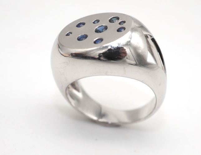Pierścionek z białego złota z szafirem