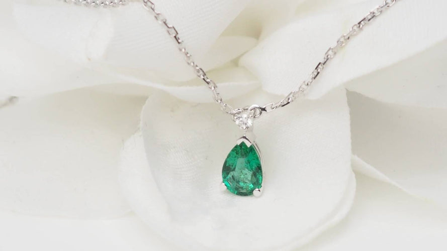 Collier 42cm Collier pendentif en or blanc, émeraude et diamant 58 Facettes 32627