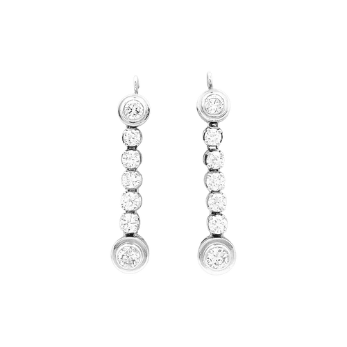 Boucles d'oreilles Paire de boucles d'oreilles pendantes, or blanc et diamants. 58 Facettes 34756