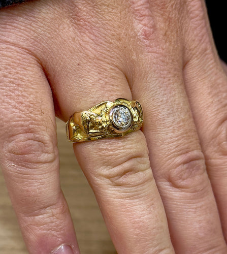 Anel de sinete em ouro amarelo e Platina cravejado com um diamante