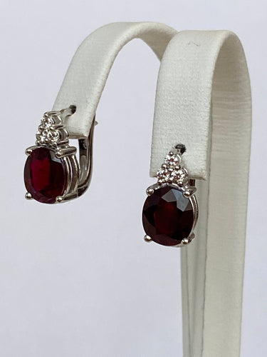 Boucles d'oreilles Boucles d'oreilles puces exquises en or blanc, serties d'un rubis rouge de 4,32 carats et de diamants 58 Facettes