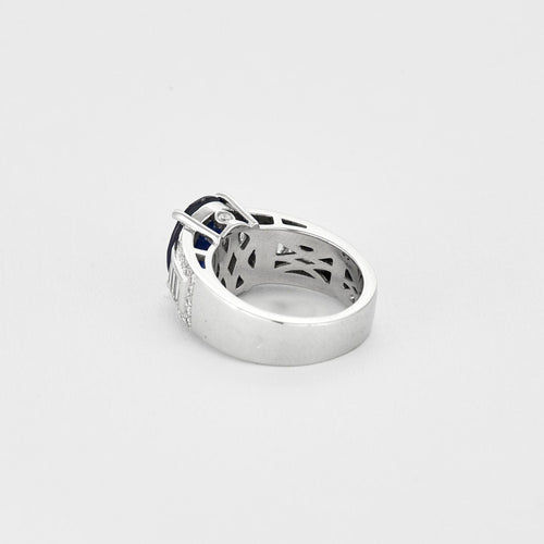 Bague 53 Bague en or blanc, saphir central et diamants 58 Facettes
