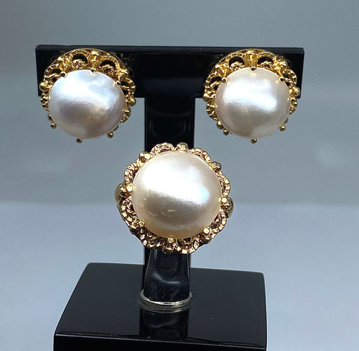 Bague 52 Bague et boucles d’oreilles en or jaune 18 carats et perles mabé. 58 Facettes AB309