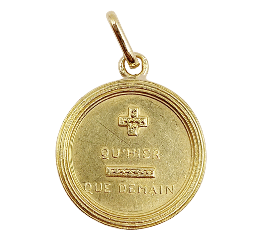 Pendentif AUGIS - Pendentif médaille d'amour 17mm or jaune  "+ qu'hier - que demain" (circa 1930) 58 Facettes A06133