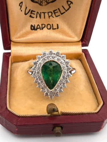 Bague 61 Bague en or blanc avec émeraude centrale et diamants environnants 58 Facettes