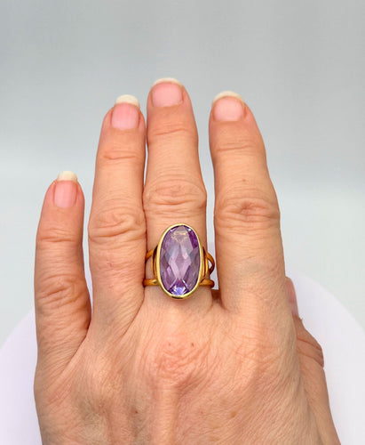 Bague 57 Bague vintage en or jaune 18 sertie d'une belle améthyste ovale 58 Facettes