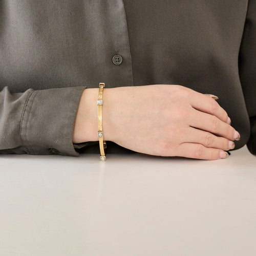 Bracelet Bracelet moderniste en or jaune et gris, et diamants 58 Facettes MEA43045