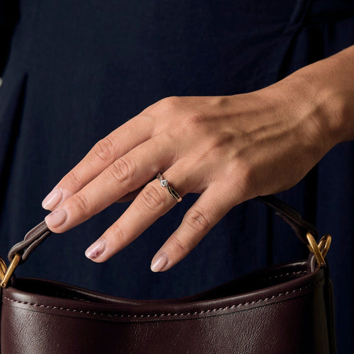 Ring Solitär i vitt guld och diamanter 