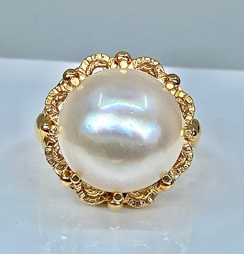 Bague 52 Bague et boucles d’oreilles en or jaune 18 carats et perles mabé. 58 Facettes AB309