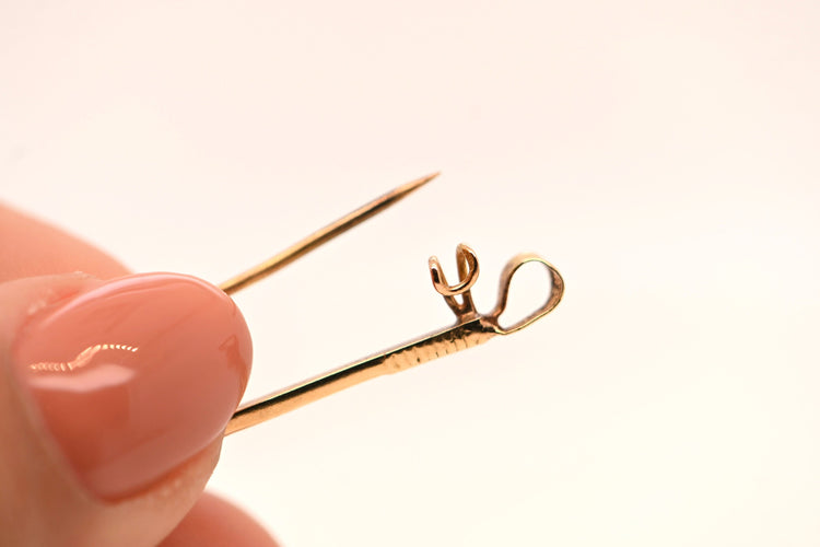 Broche Broche or jaune tête de cheval et fouet 58 Facettes