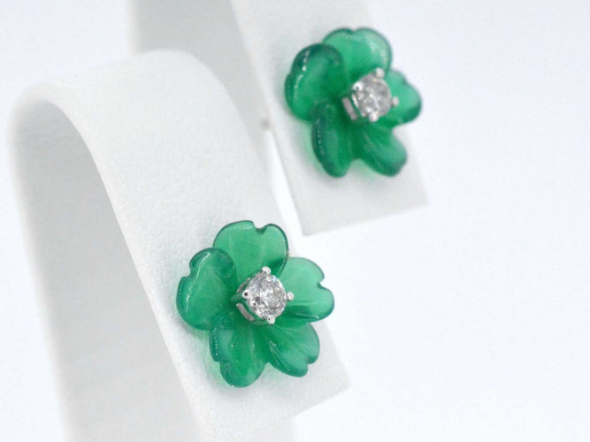 Boucles d'oreilles Boucles d'oreilles en or blanc 0,18 carat avec fleur précieuse verte et gros diamants 58 Facettes 2258