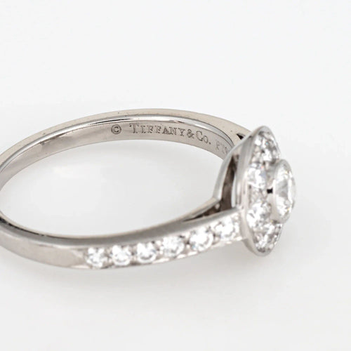 Bague 50.5 Bague de fiançailles ronde en platine avec halo de diamants Tiffany & Co 58 Facettes G13747