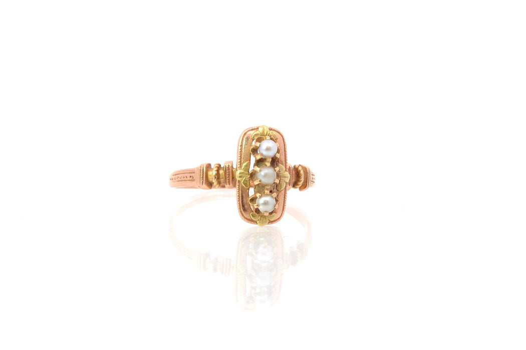 Ring aus Gelbgold, Roségold und feinen Perlen
