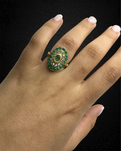Bague 52 Bague en or jaune avec émeraude ovale et diamant et entourage d'émeraude 58 Facettes