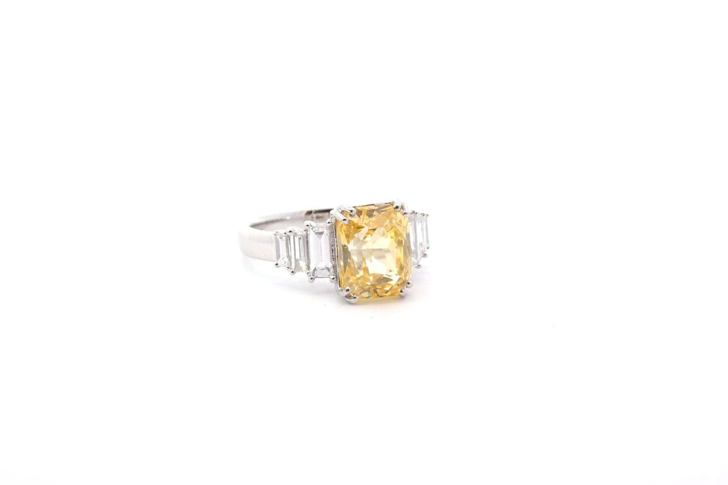 Anillo de zafiro amarillo y diamantes de 5,18 ct